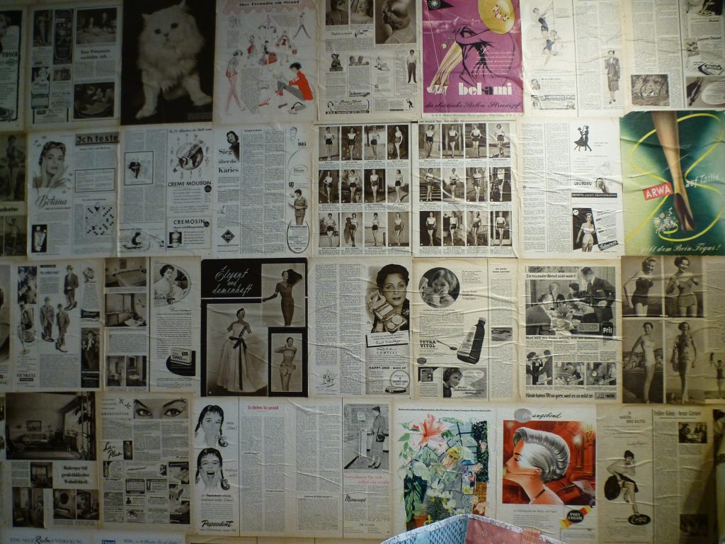 Kulturverstrickungen Wand mit Modezeitschriften
